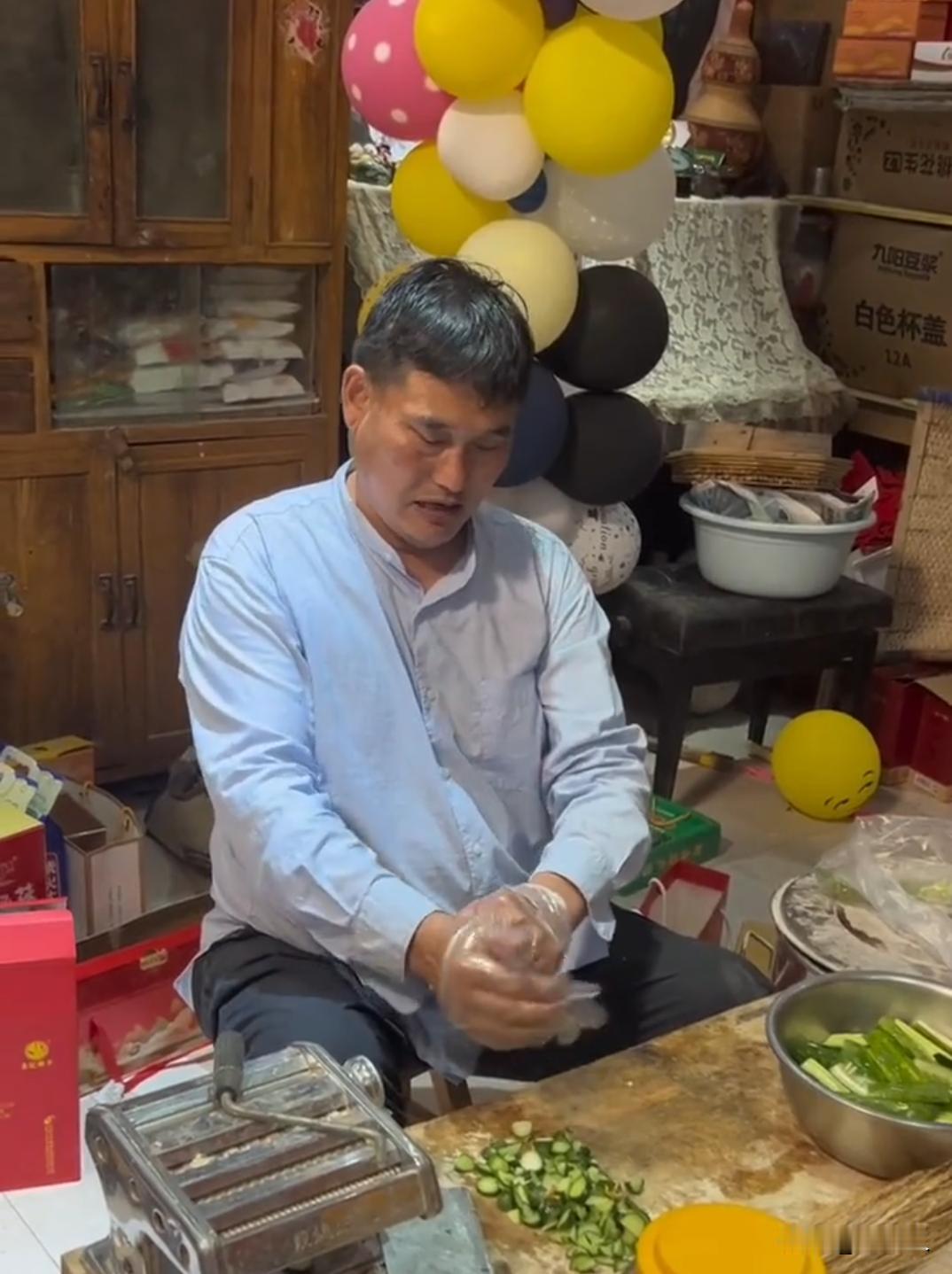 我以为朱之文有钱了以后天天大鱼大肉，没想到他吃的这么差。家里还这么破旧，这也太低