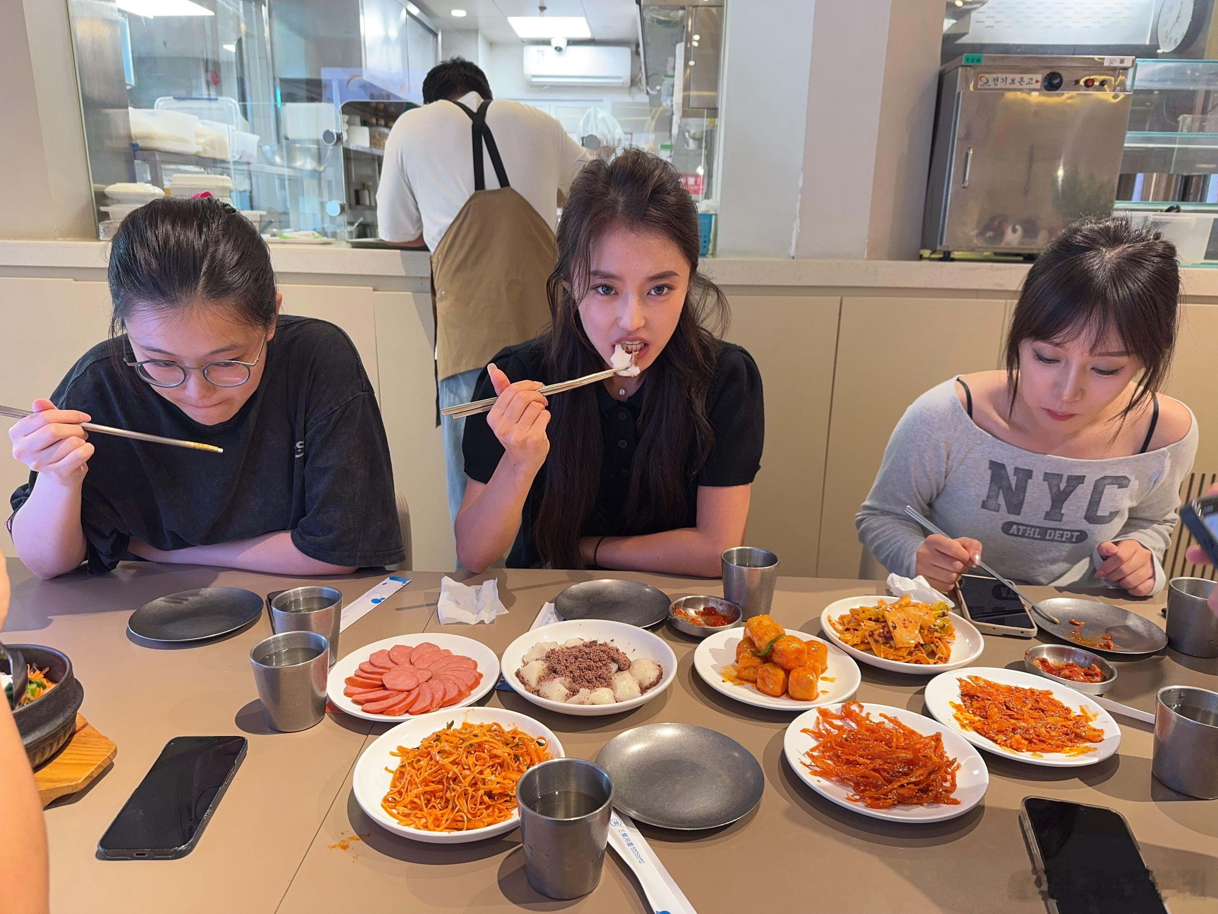 简简单单和妹妹们吃个午餐🍱没有主食，全是凉菜等一下你这表情是要干啥[doge]