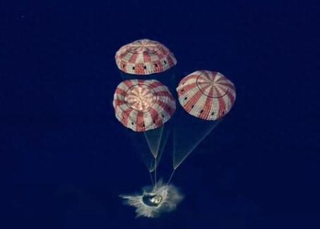 憋了54年，美国载人绕月总算回来了，飞得比子弹还快冲回地球，还失联6分钟超吓人，