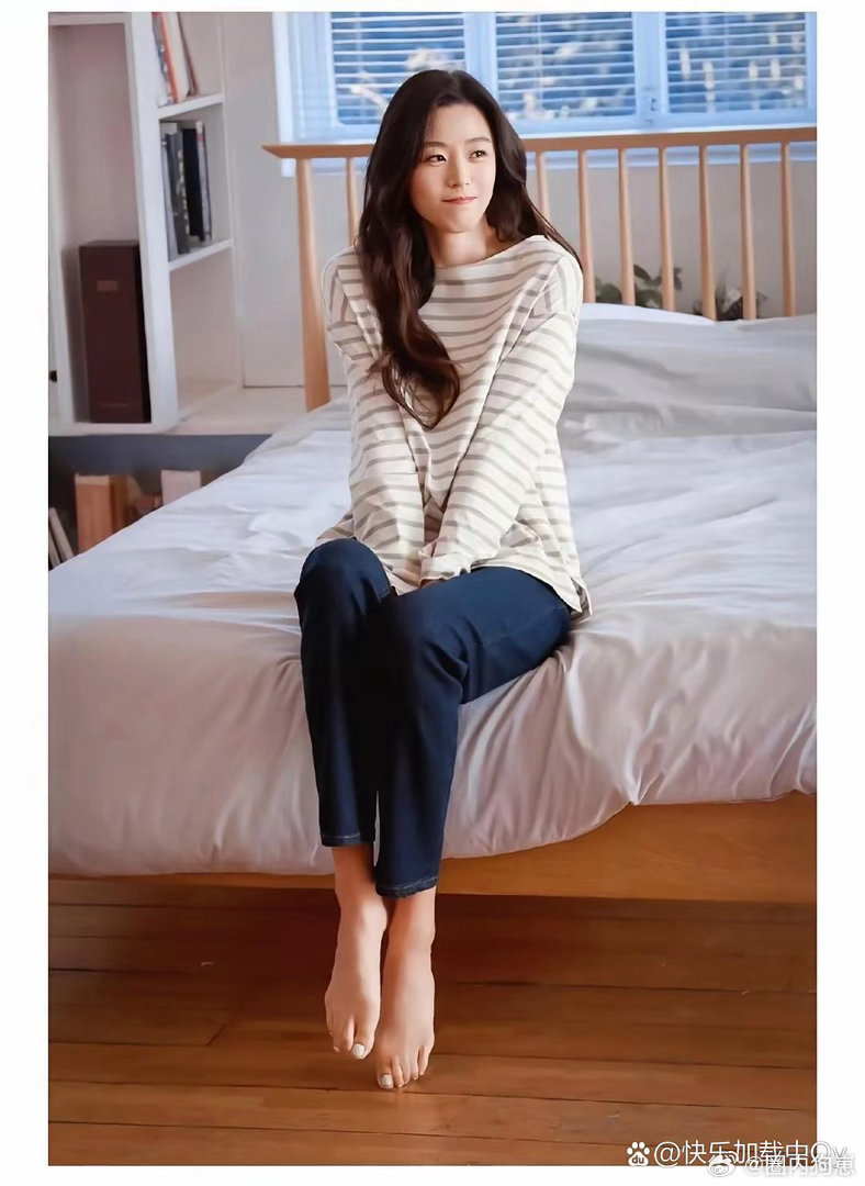 全智贤连脚的比例都这么大气，高挑身材配大脚板，气场真的绝了～