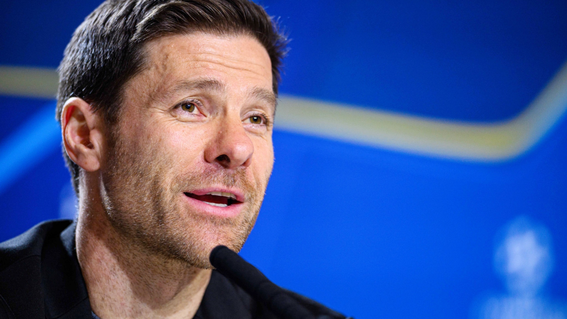 罗马诺表示：虽然阿隆索预在赛季中段遭皇马解雇，但预计不用太久就将重返教练席。欧