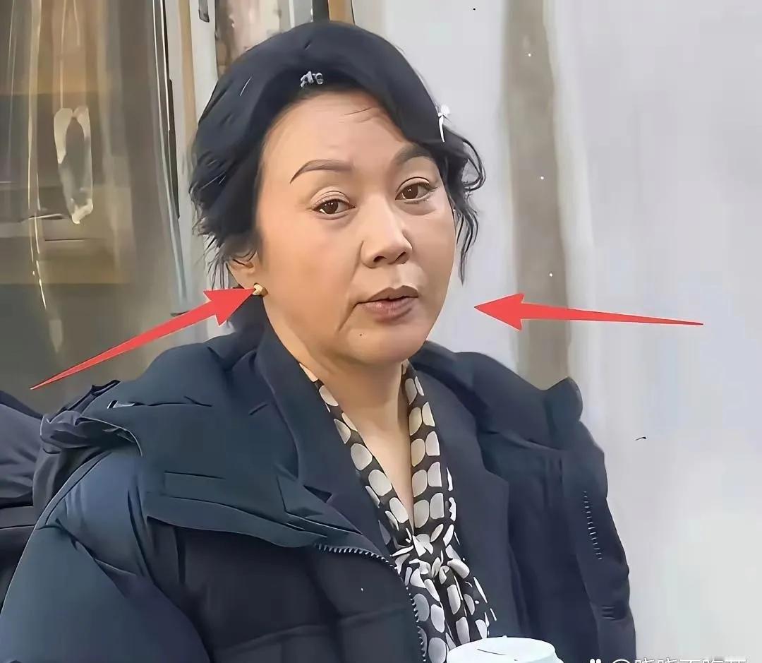 哪有什么不老女神,54岁的闫妮也老了!众所周知,闫妮同别的女星不一样,尤其体