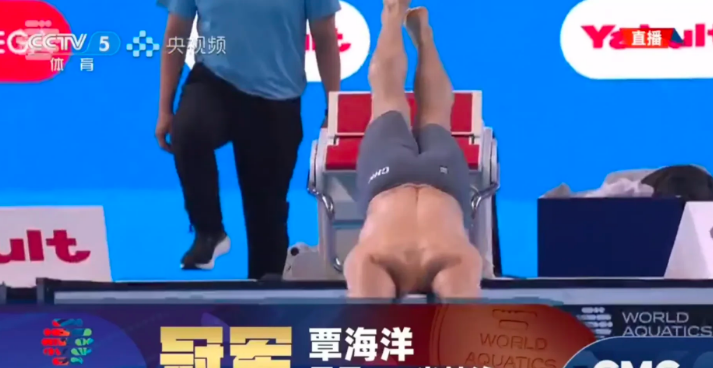 新加坡游泳世锦赛男子蛙泳一百米决赛，中国的覃海洋，颜色逆转夺冠，58秒23，决赛