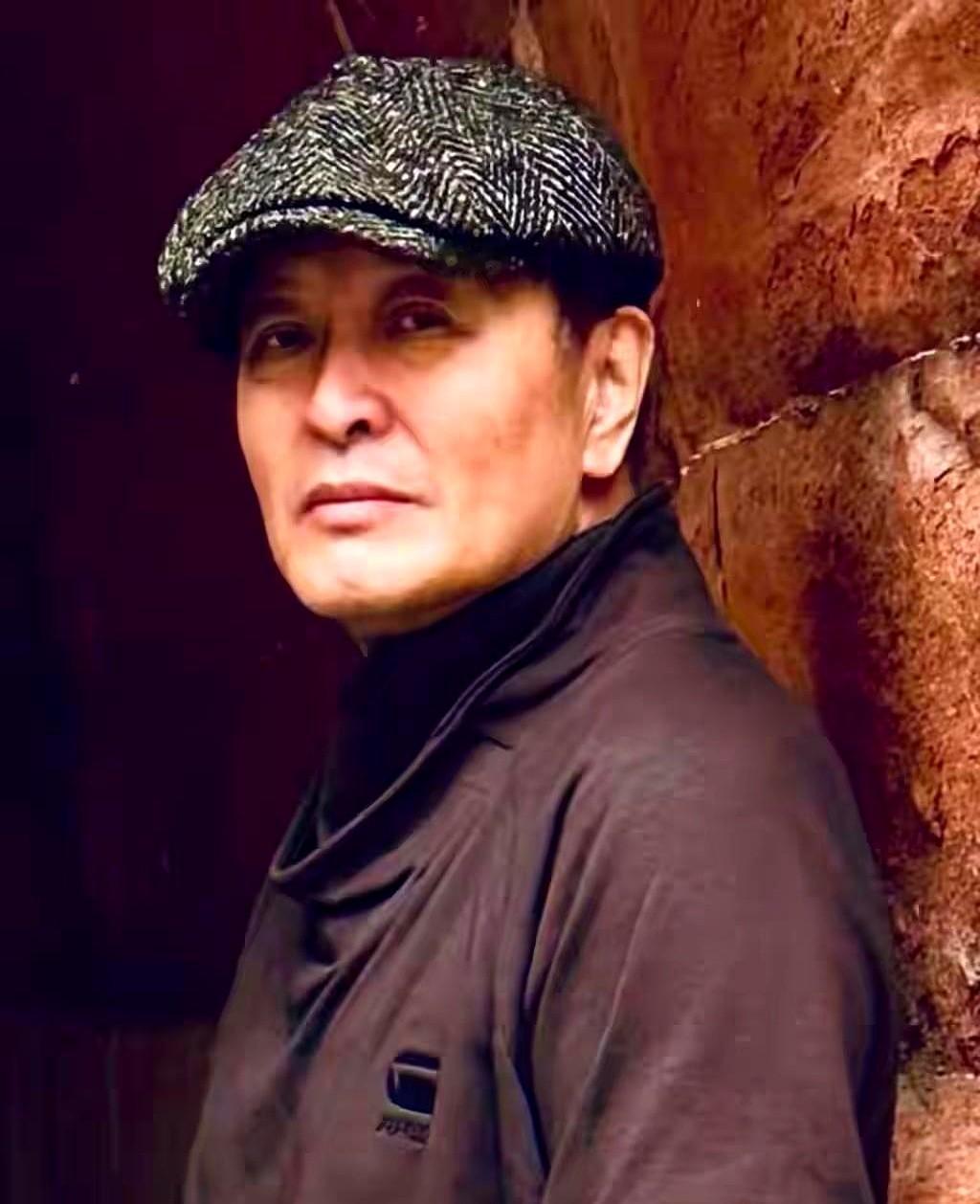 杨亚洲把谍战剧《沉默的荣耀》折腾了两年，名字改了四回才抬上来。最早叫《暗流》