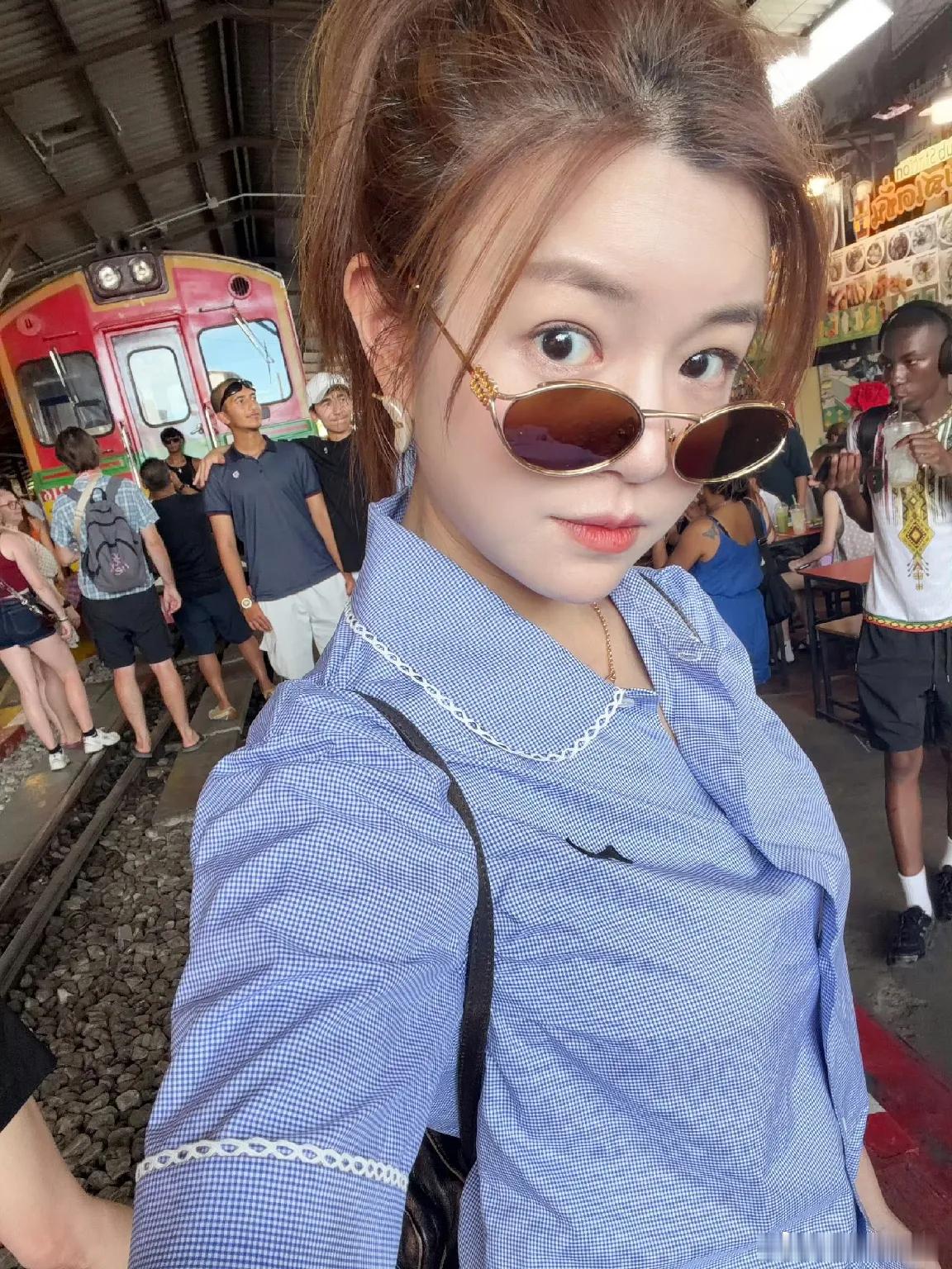 陈妍希带儿子小星星去泰国曼谷度假。小朋友神态酷酷的，那股劲儿跟爸爸陈晓简直一模一