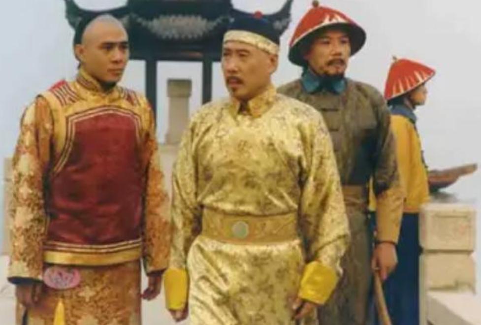 2500人随行，6000匹马开道，1000多艘船首尾相连，沿途修建几十座行宫——