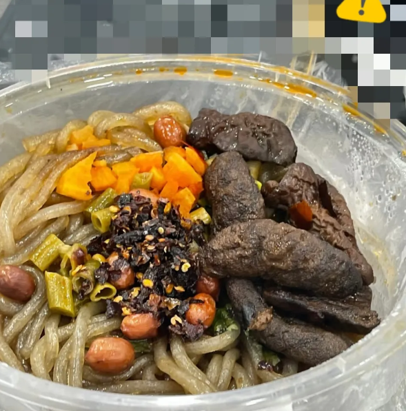 真让我太无语了！刚刚叫了一份外卖酸辣粉，结果打开一看半点食欲都没有了大家评评
