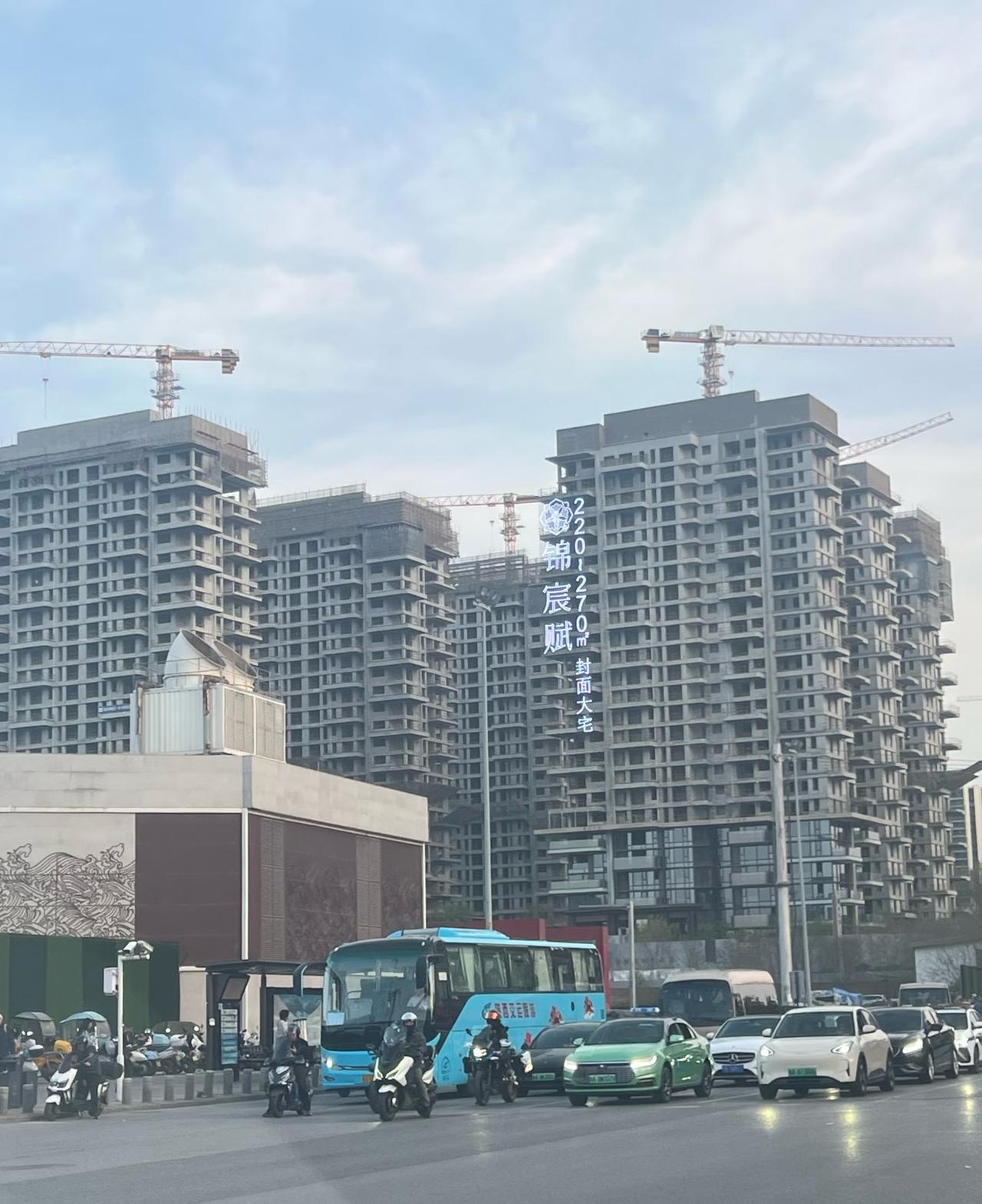 路过两个四代宅密密麻麻，楼间距一个比一个近是不是装上玻璃会好些呢这两价格在