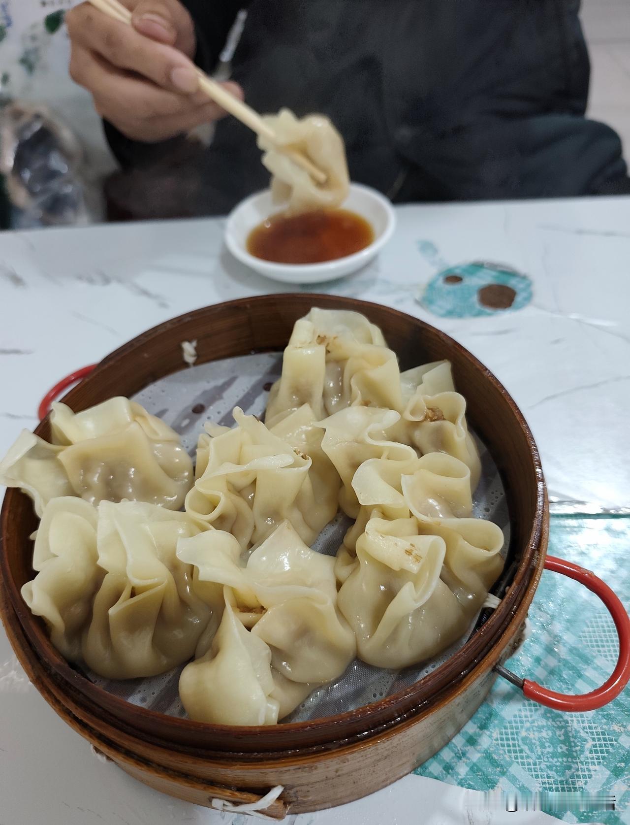 两个六零后，今日份早餐吃烧麦每天在社区食堂吃早餐，有点腻烦了。今天早上不到6