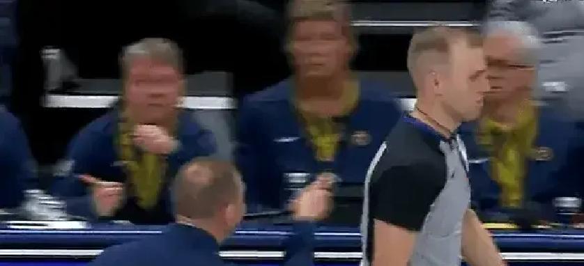 裁判越准，教练越疯。联盟今年给每个裁判装上实时麦克风，我在技术台听见某位名帅被