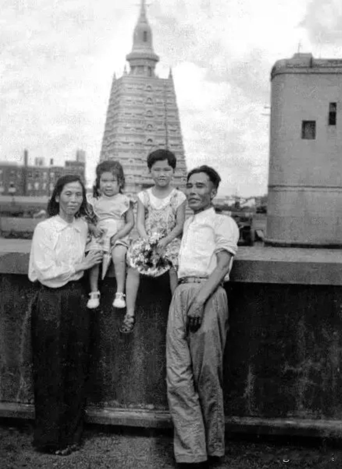 1949年夏天，贺子珍和兄长贺敏学（右一）以及孩子们的合影，贺子珍身穿白衬衫，虽