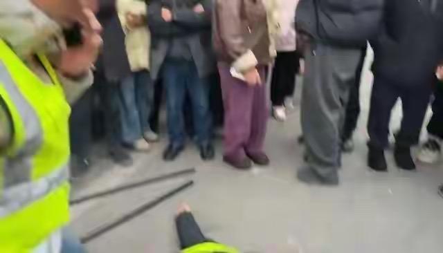 现在的家长的有多脆弱呀！湖北张家界一位45岁的家长，因为在孩子学校门前当了一次护