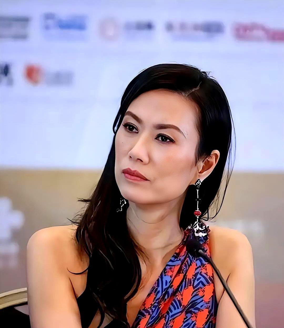 邓文迪离婚12年，默多克其他子女套现11亿美金走人，她凭什么让女儿分走百亿？