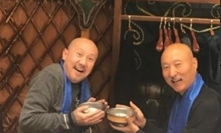 有一次，陈佩斯去内蒙商演，腾格尔给陈佩斯打电话说：“来我家喝酒，40斤烤全羊吃不