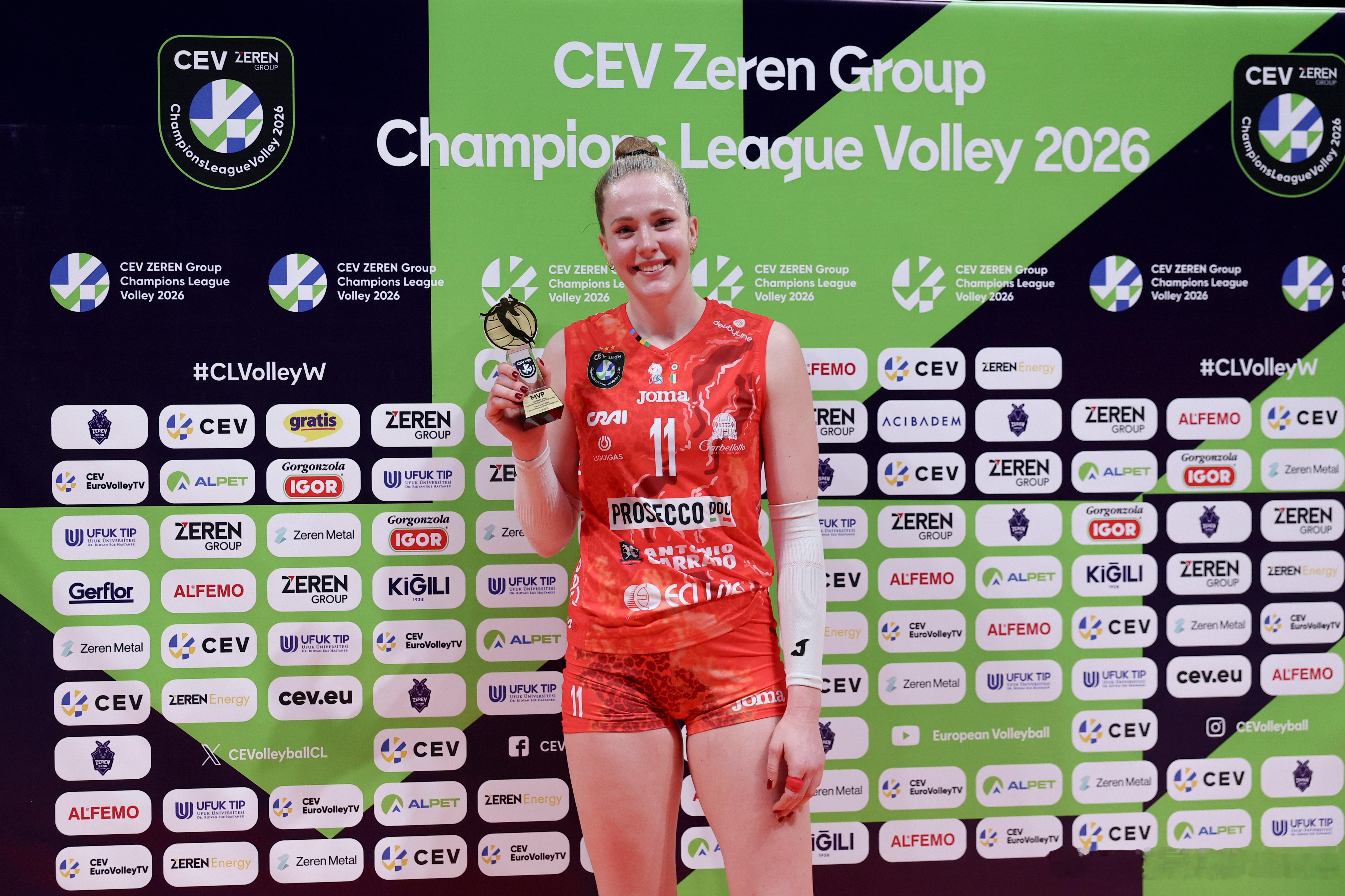 ❤️🖤欧冠女排小组赛第5轮D组焦点战，高强度作战、首局开局尽显疲态的科内利亚