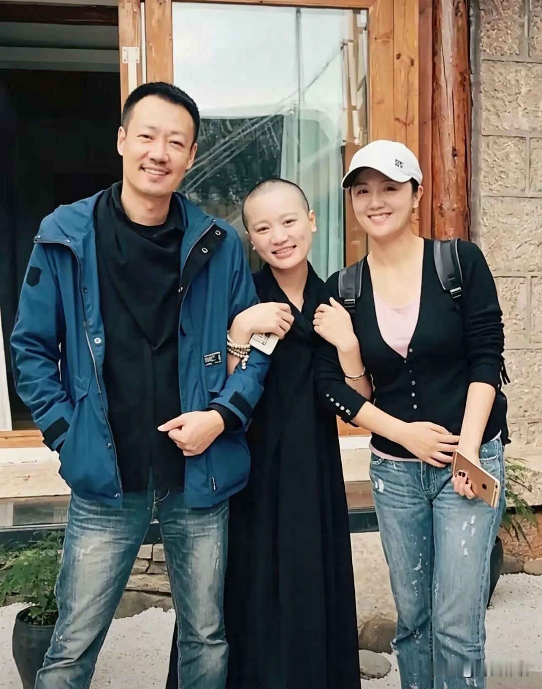 那时的朱媛媛明眸善睐，温婉如莲！左边是疏眉朗目，气宇不凡，英姿昂昂的辛柏青，两位