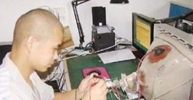 1992年4月18号，昆明公安局里一位年轻的犯罪嫌疑人趁警察不注意的时候，低头研