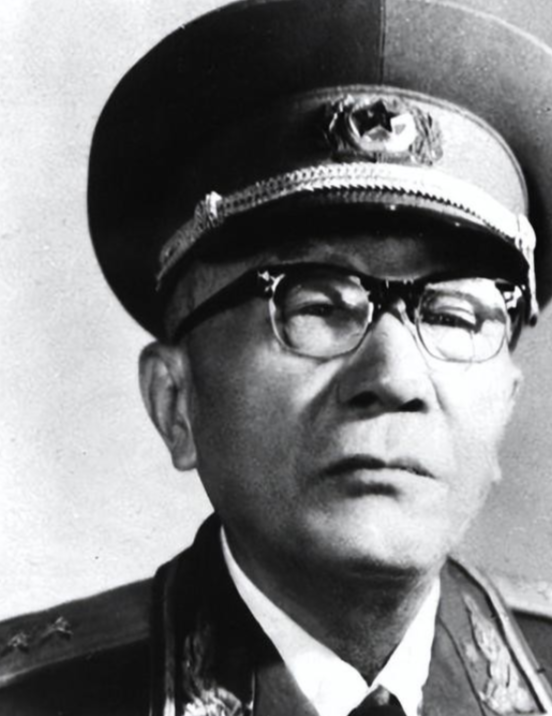 1980年冬天，北京一场突如其来的对话，在将军圈子里传了好几年。钟伟，被平反、恢
