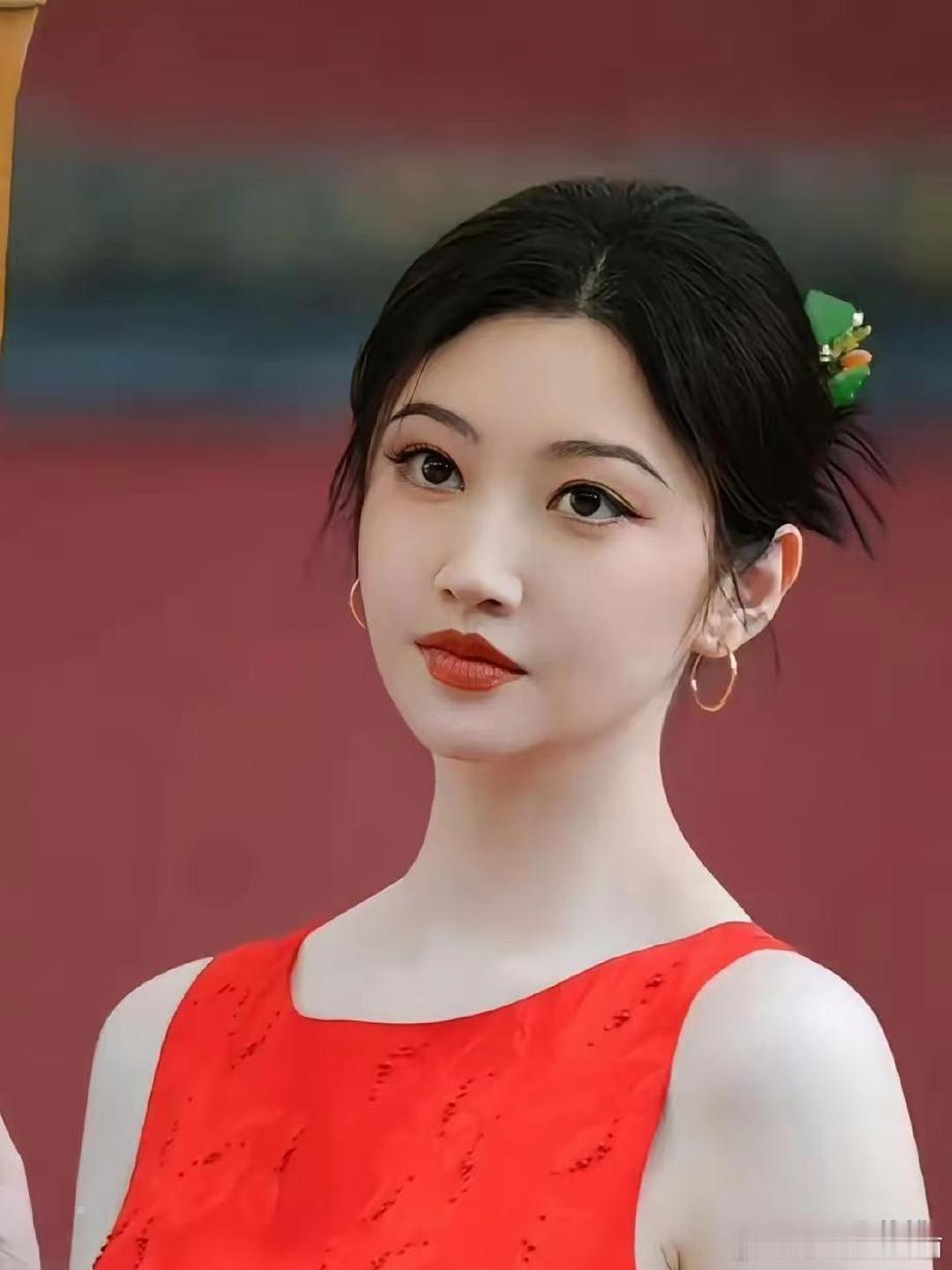 景甜风波后登《瑞丽》拍大片，"富贵花"确实是命硬。坊间一直流传小道消息，当年十分偏爱她的那位豪门前男