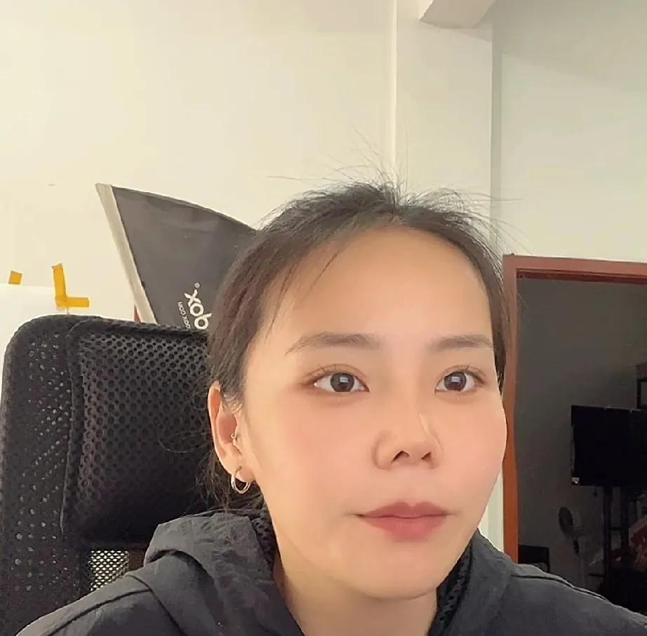 三石嘲笑许敏，结果现在打自己的大嘴巴子。三石直播坦言，她离不开网络料，要靠网络