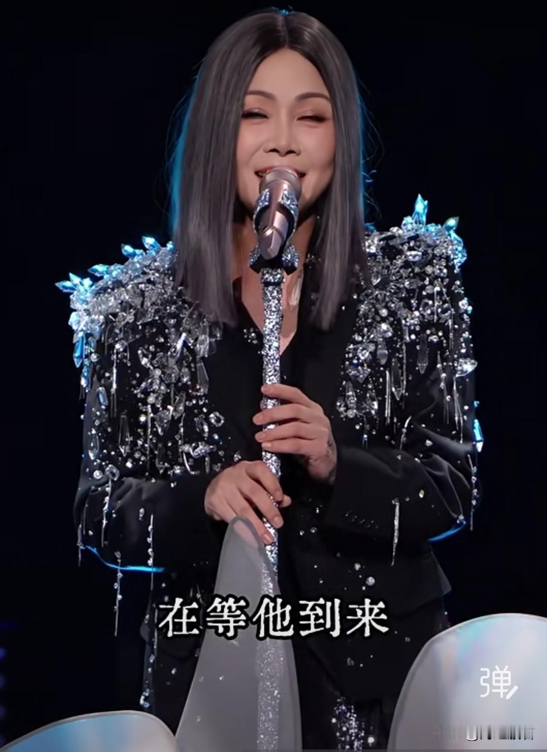 田震！终于开唱了。这状态简直太好了，时隔24年啊，这位北京女孩在家门口开演唱会，