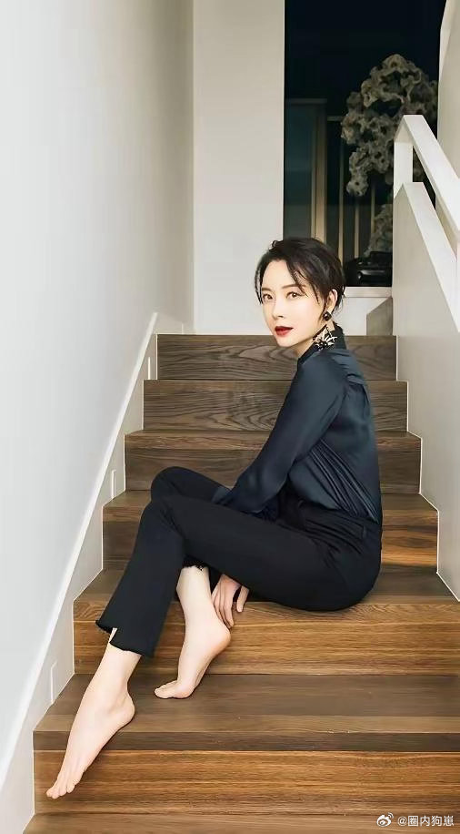 陈数的脚丫真的好小，比例特别精致，配上她一贯的优雅气质，细节里都是“高级感”。