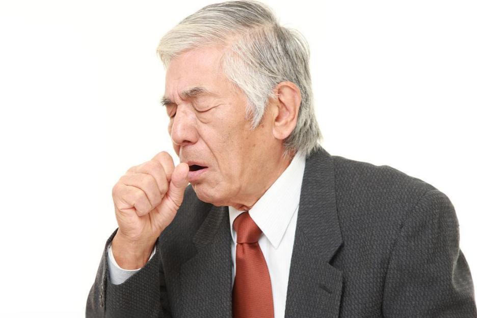 体内有癌，吸烟先知？医生：吸烟若常有4种不适，警惕癌症在靠近吸烟的人对咳嗽往