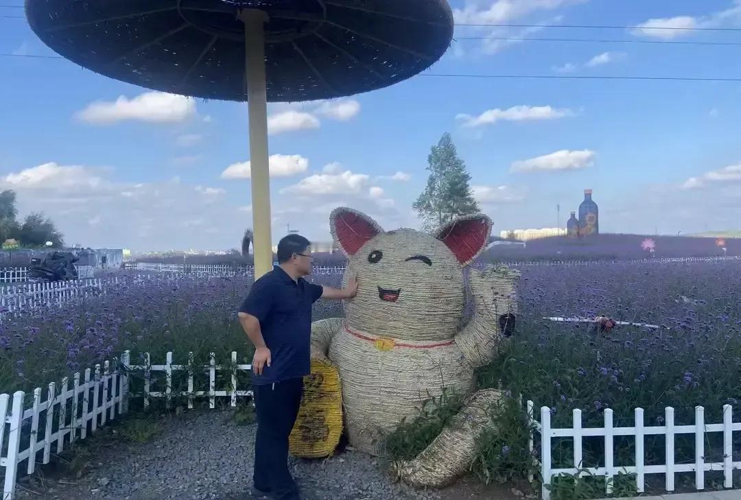 亲戚开口借一万，我当场回绝，他一句“咱们一家人”把我架住，我咬牙转账，心里默念就