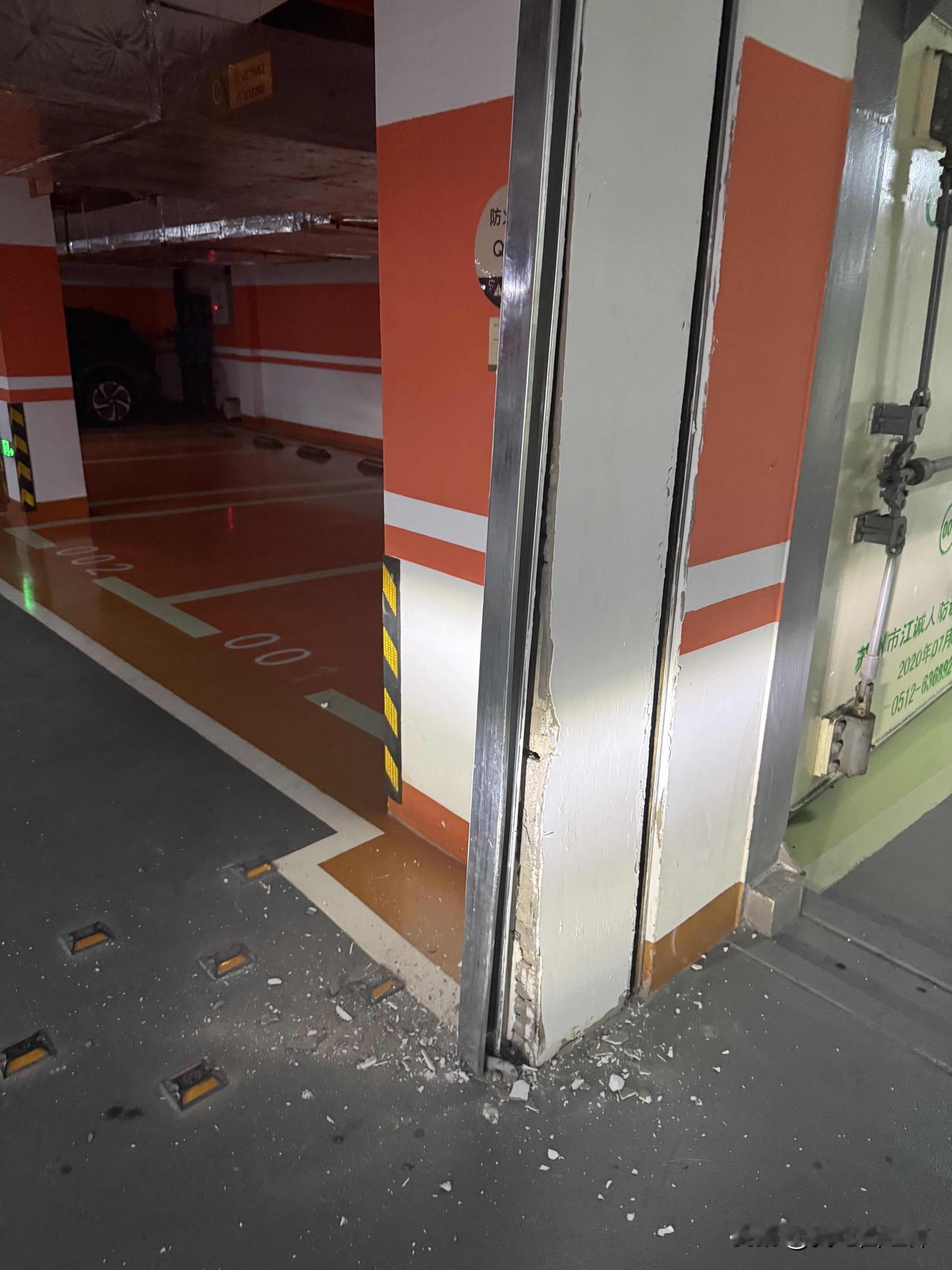 成年人的世界里甚至容不下一个小小的事故起因是下班回家开车到地下车库转弯的时候，