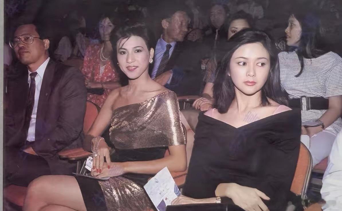 关之琳的美无人能及！这是1987年，她身旁坐的是那一年的亚洲小姐冠军邱月清，人家