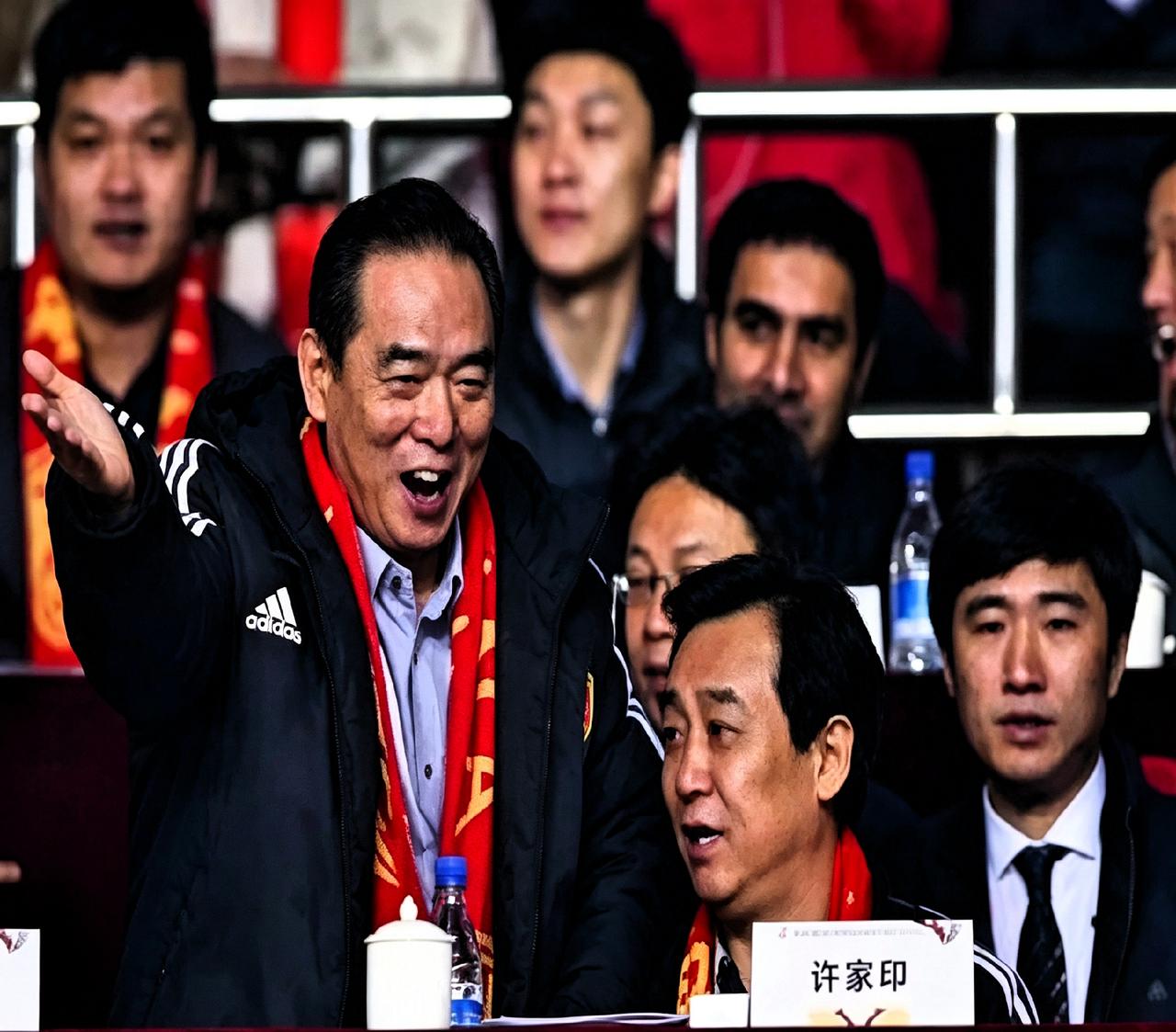 2013年西安那场球，蔡振华在看台上站着挥手，许家印就坐边上。恒大刚捧完亚冠，中