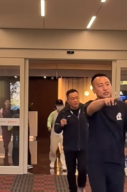 莎莎平安到达新疆乌鲁木齐。孩子还是走的VIP通道。很好，没人拥堵。不过，看