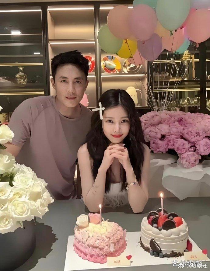 杜淳这是把妻子当女儿养了吧，她这状态哪像快40岁的人啊，分明还是十五六岁的小姑娘