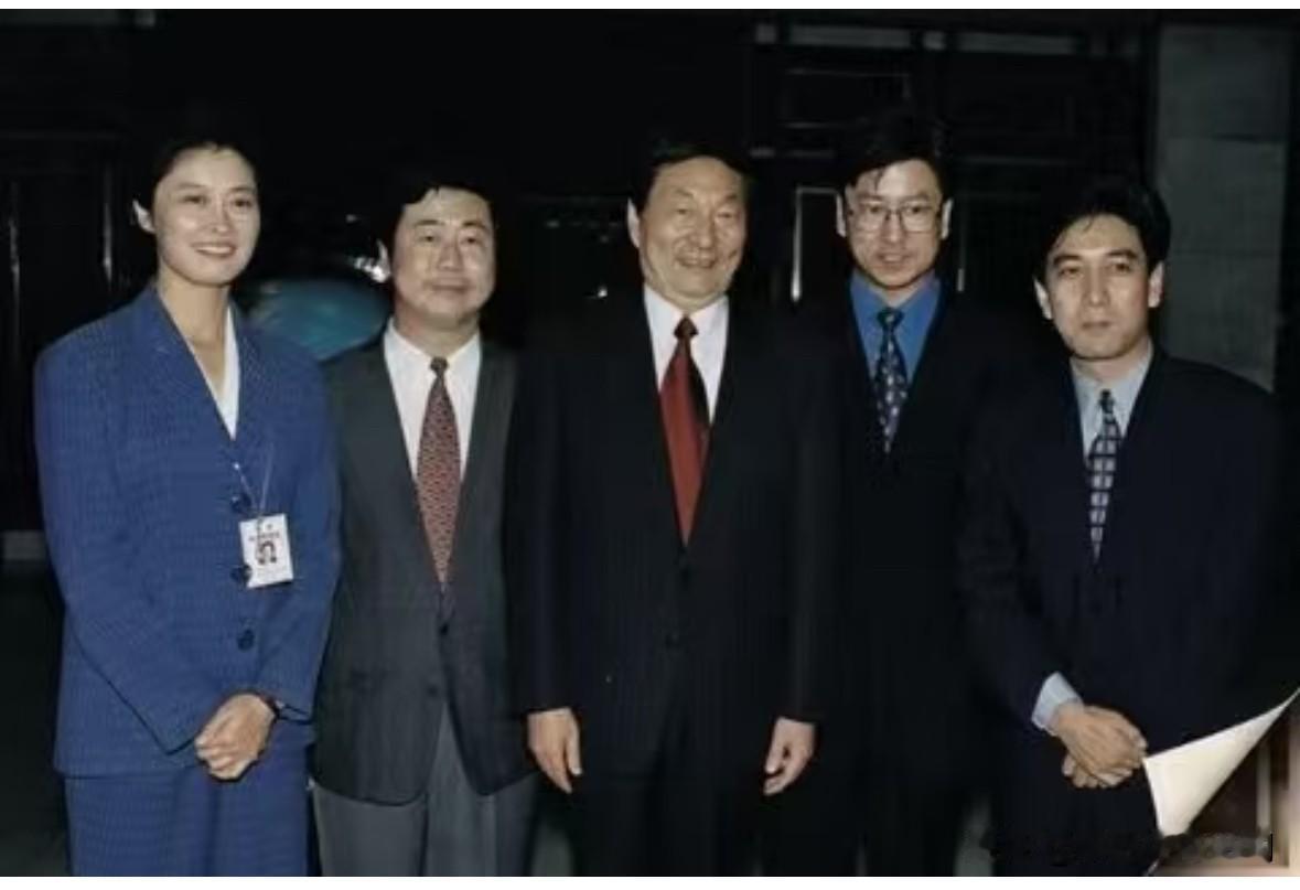 这是敬一丹、方宏进、朱同志、白岩松、水均益在昔日《焦点访谈》期间的一张十分珍贵的