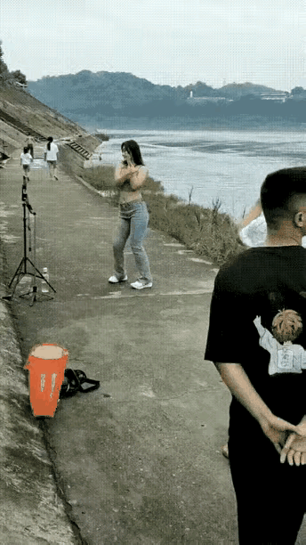 感觉这个男的是怕脏了自己的眼睛我是个女的，遇到这样的直播也是不会多看一眼，觉得