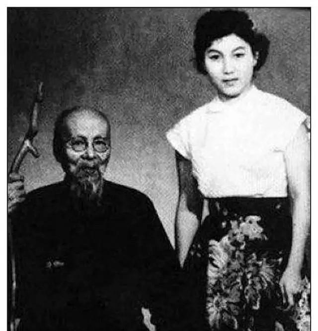 九十岁齐白石把二十五岁的新凤霞拉进里屋，拉开立柜门：里面全是钱，你随便拿。红遍