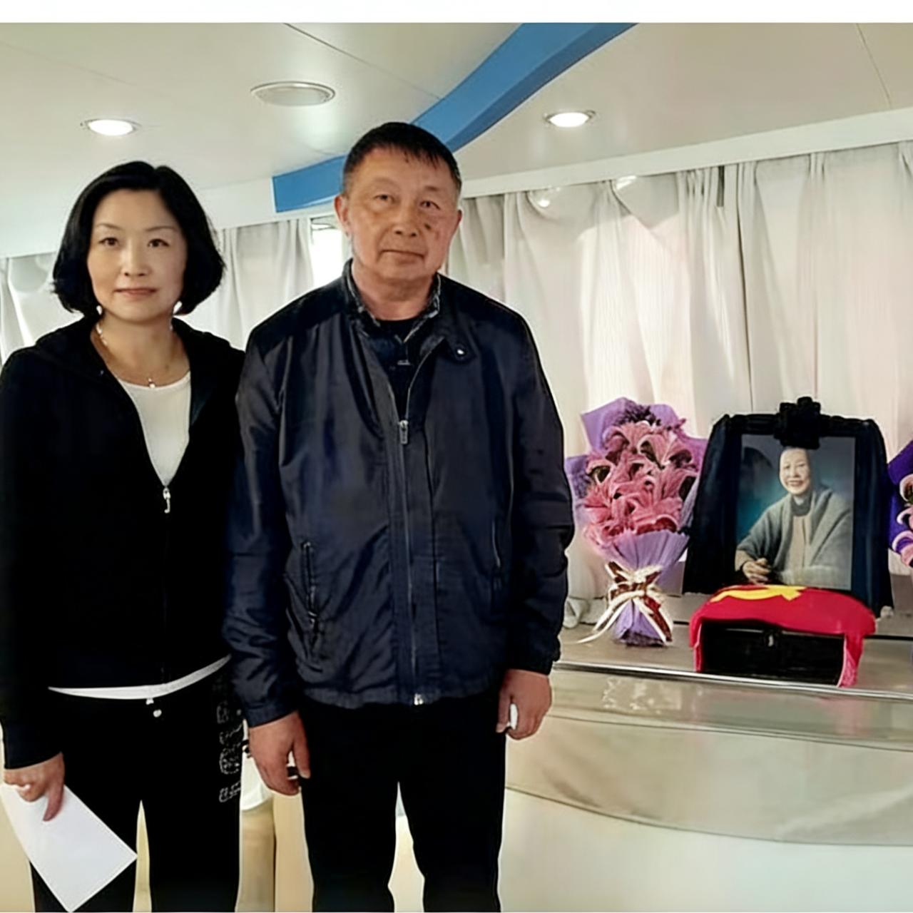 2016年，粟裕的小儿子粟寒生和家人悼念母亲楚青，站在母亲的骨灰盒前，他一身素服