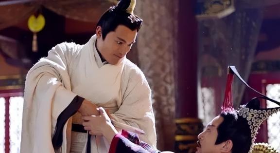 公元535年，高欢外出征战，14岁的长子高澄趁夜摸进庶母房间，只见对方身穿薄纱，