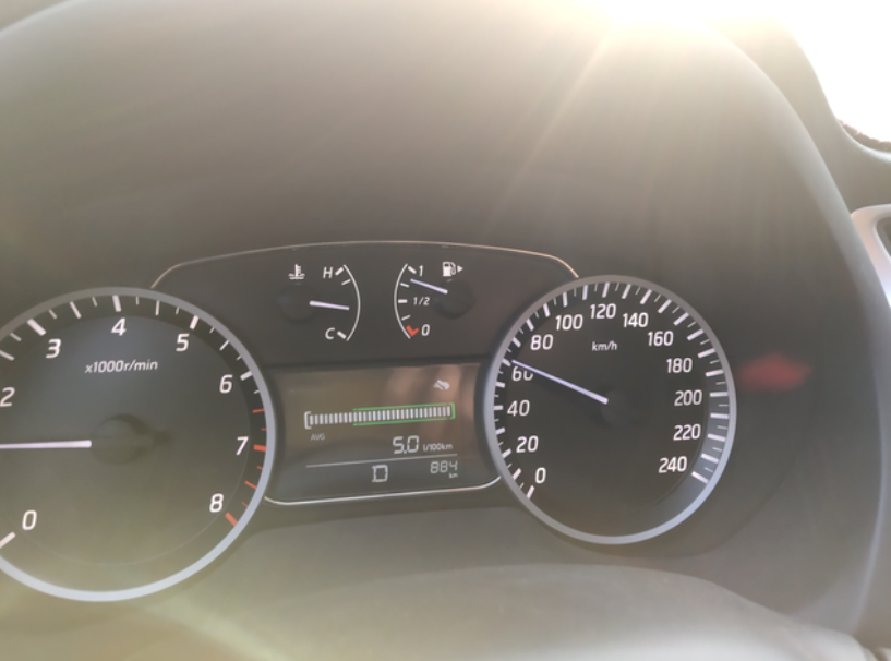 轩逸经典油耗突降今天早上发车的时候，油耗表还显示7.8L/百公里，不到几公里就