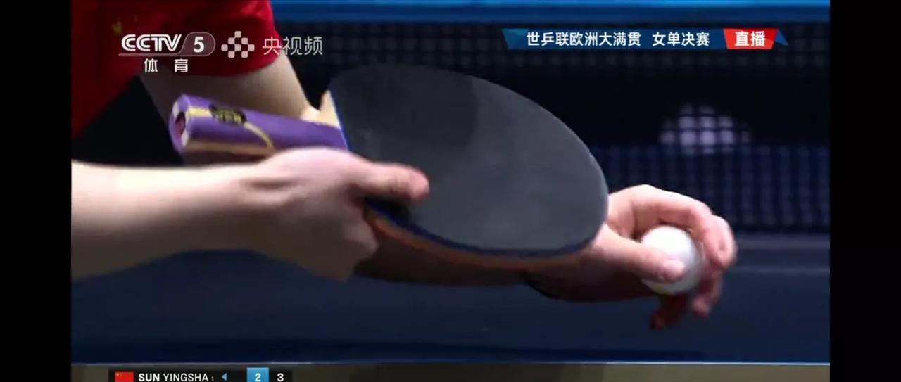上面两张图片是孙颖莎将要发球的那一刻，下面两张图片是王曼昱将要发球的那一刻。明显