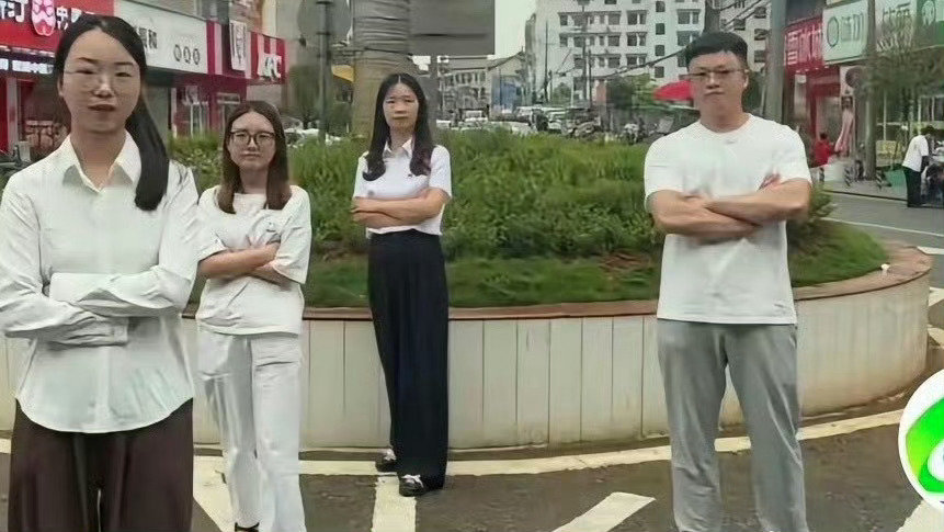 现在男生是不考公务员了吗？三女一男，这位男同学考进乡镇可就太酸爽了​​​