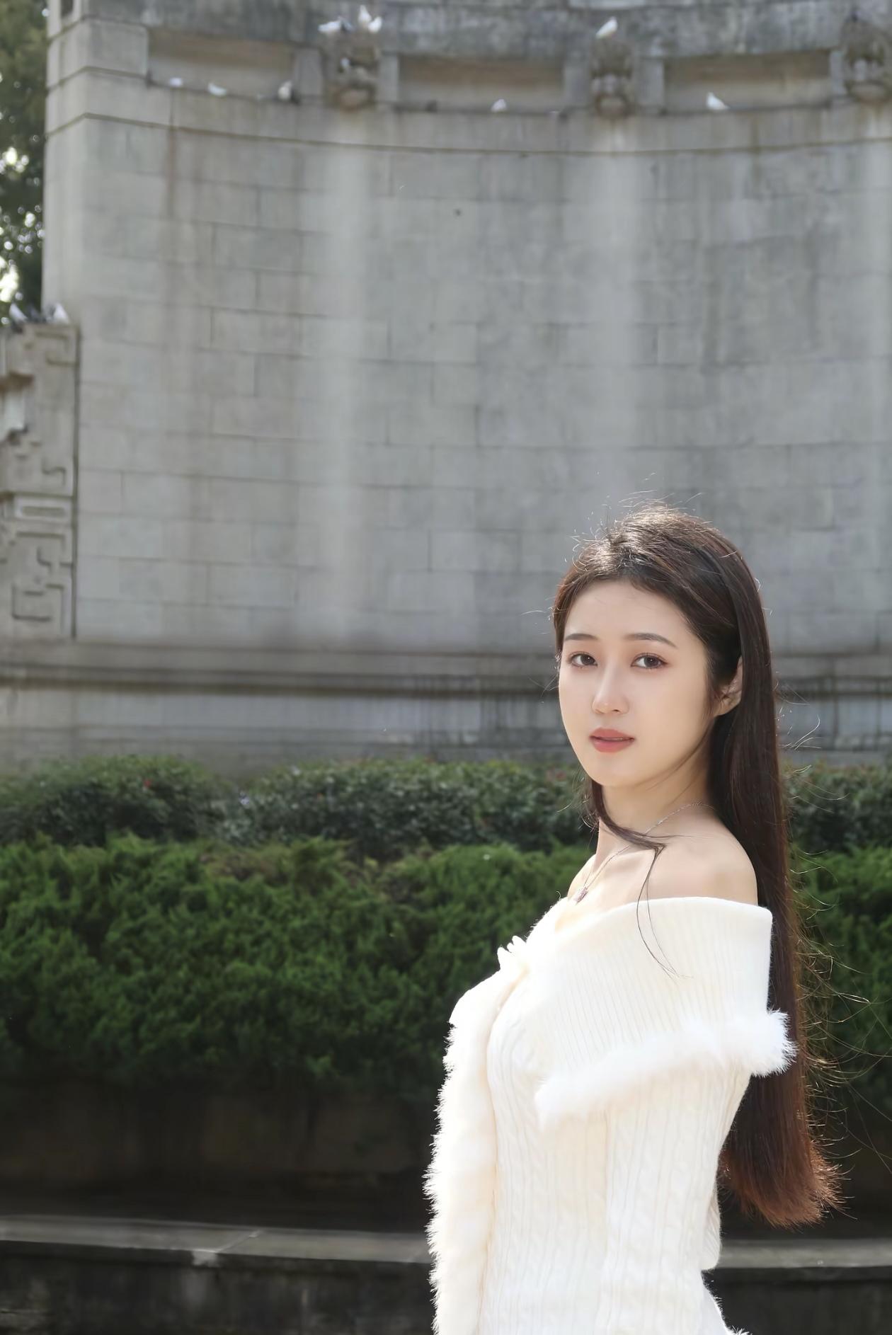 优雅白裙少女，静谧公园时光