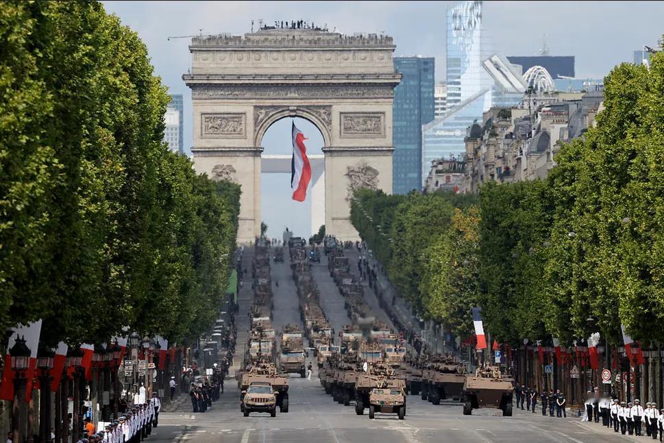 法国不是因为有钱才当上五常，是仗打完后，椅子已经摆好了。1945年，联合国刚