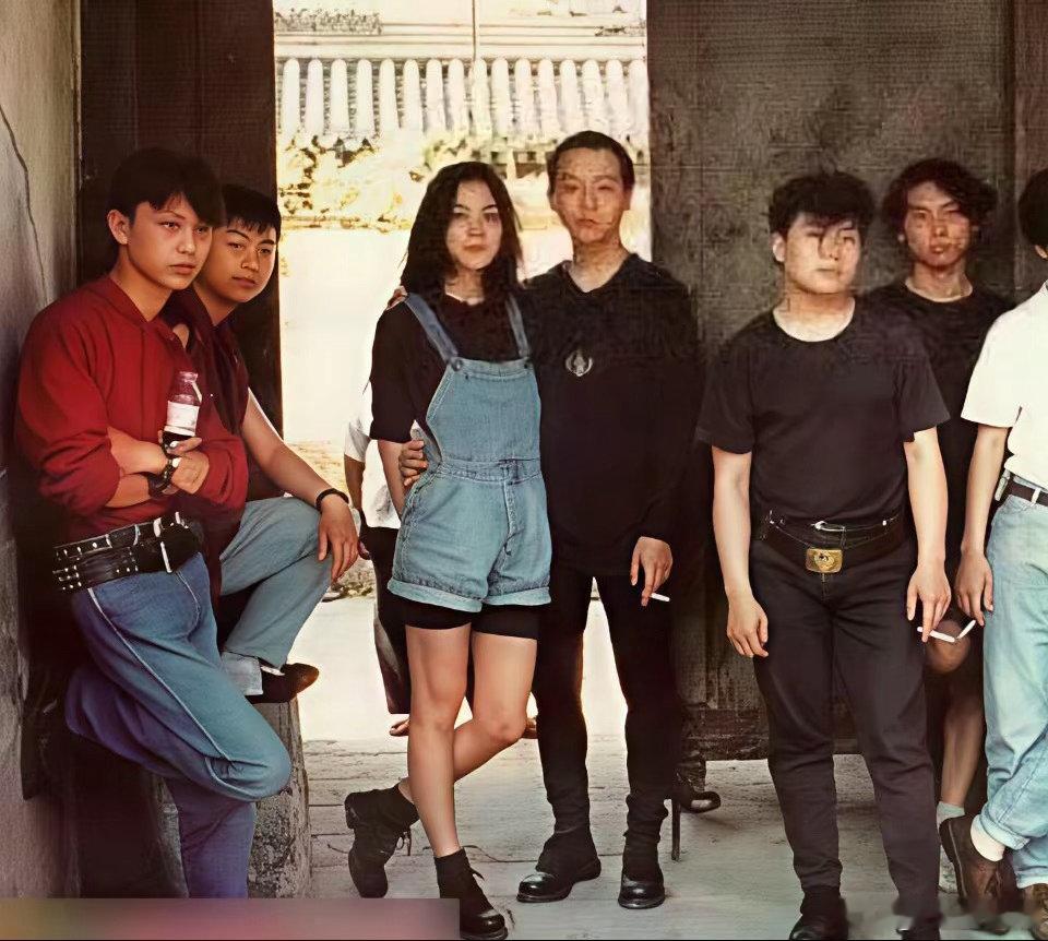 天后王菲，在27岁时给摇滚才子窦唯生了一个女儿。那时，王菲算是未婚先孕后补票的那