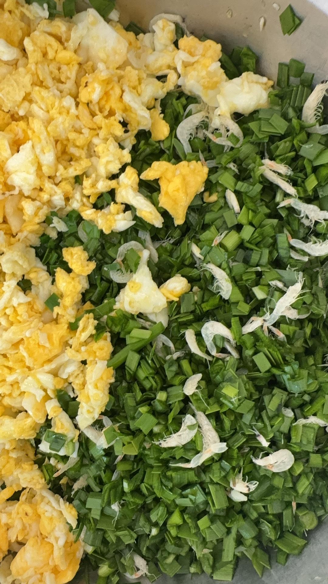 韭菜盒子，绝对是美食界的宝藏！我超爱这一口，每次闻到那股香味就走不动道。它的做