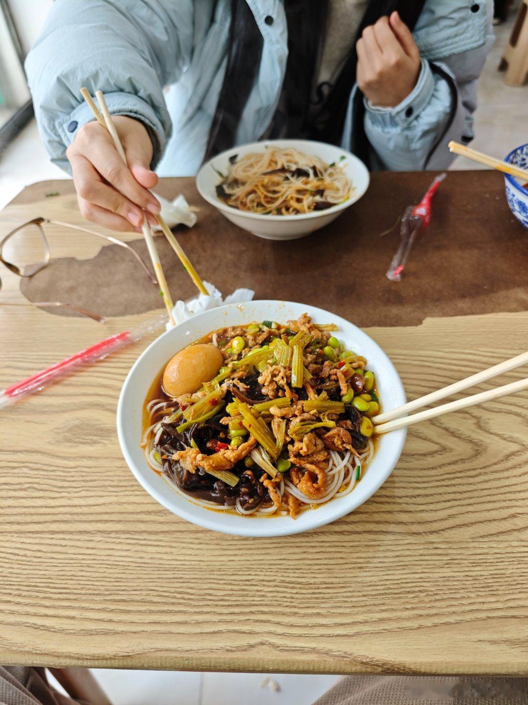 湖南泸溪县吃本地苍蝇馆子的米粉爽