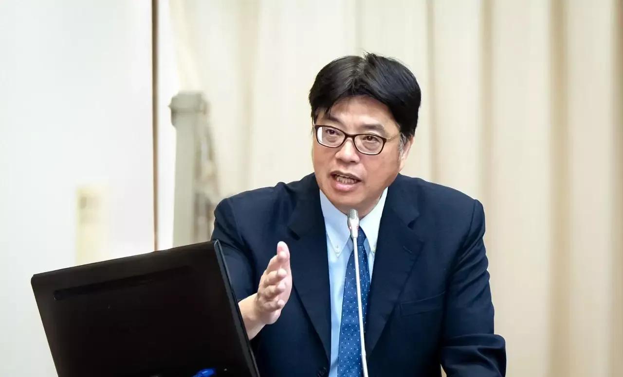 谁才是真正的“棋子”？4月5日22:14，台陆委会主委邱垂正接受台湾绿媒《