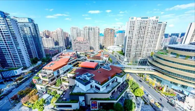 上海瑞虹的热闹：2000万的房和降了的消费近日踏入上海瑞虹新城的太阳宫商场