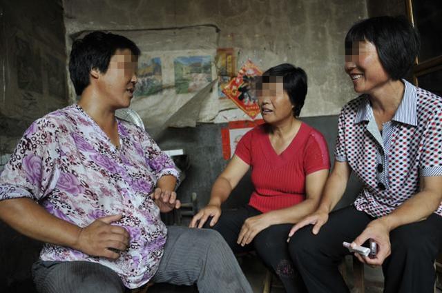 大儿24岁妈妈还要追二胎, 成功生双胎, 结果第二天就被儿子送人