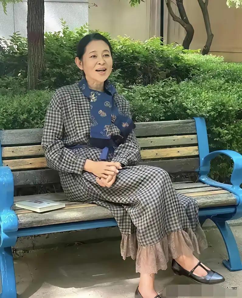 在公园里偶遇一位美女明星她以前的颜值在线，就算是周涛、董卿见了都是甘拜下风的存